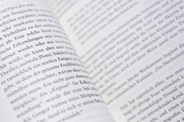 Nahaufnahme eines Buches zum Thema Exposé und Romanschreiben